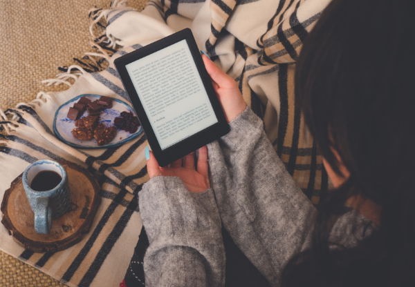 Një vajzë duke lexuar një libër në Kindle