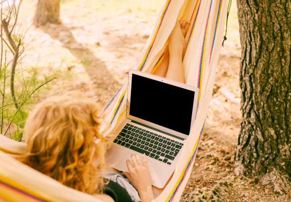 Një grua duke përdorur laptop në një shtrat të varur