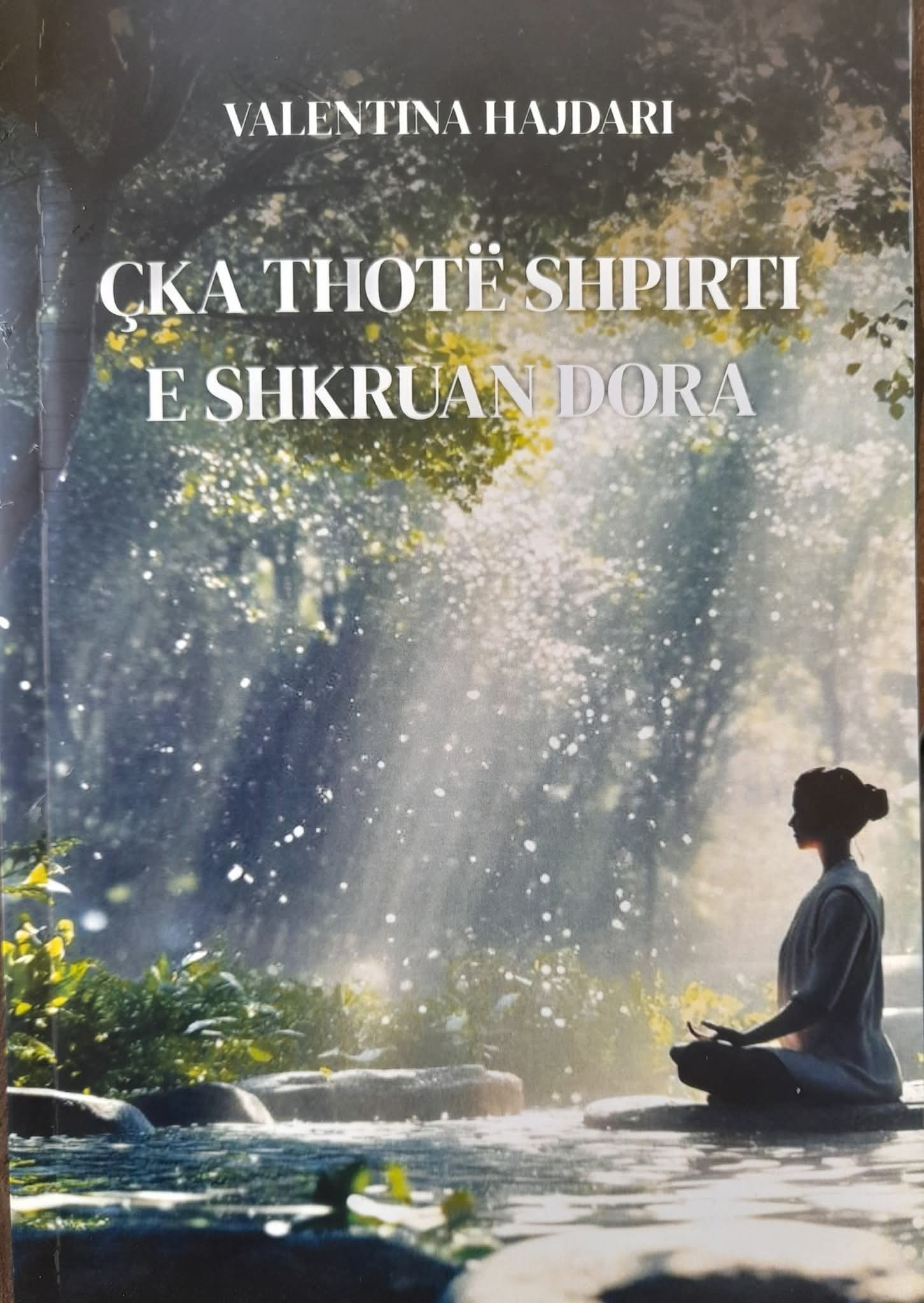 Kopertina e librit Çka thotë shpirti, e shkruan Dora
